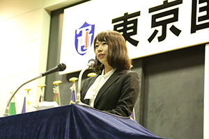英語で歓迎のスピーチをする藤城 麻結さん