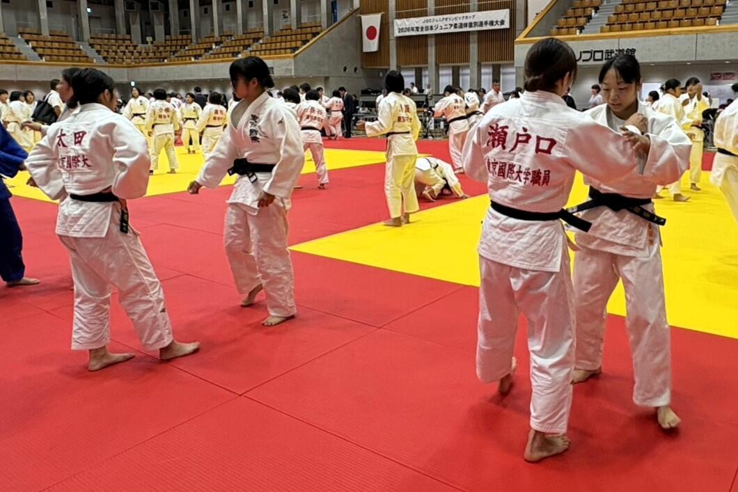 大舞台の直前、集中して入念に体を温める選手たち