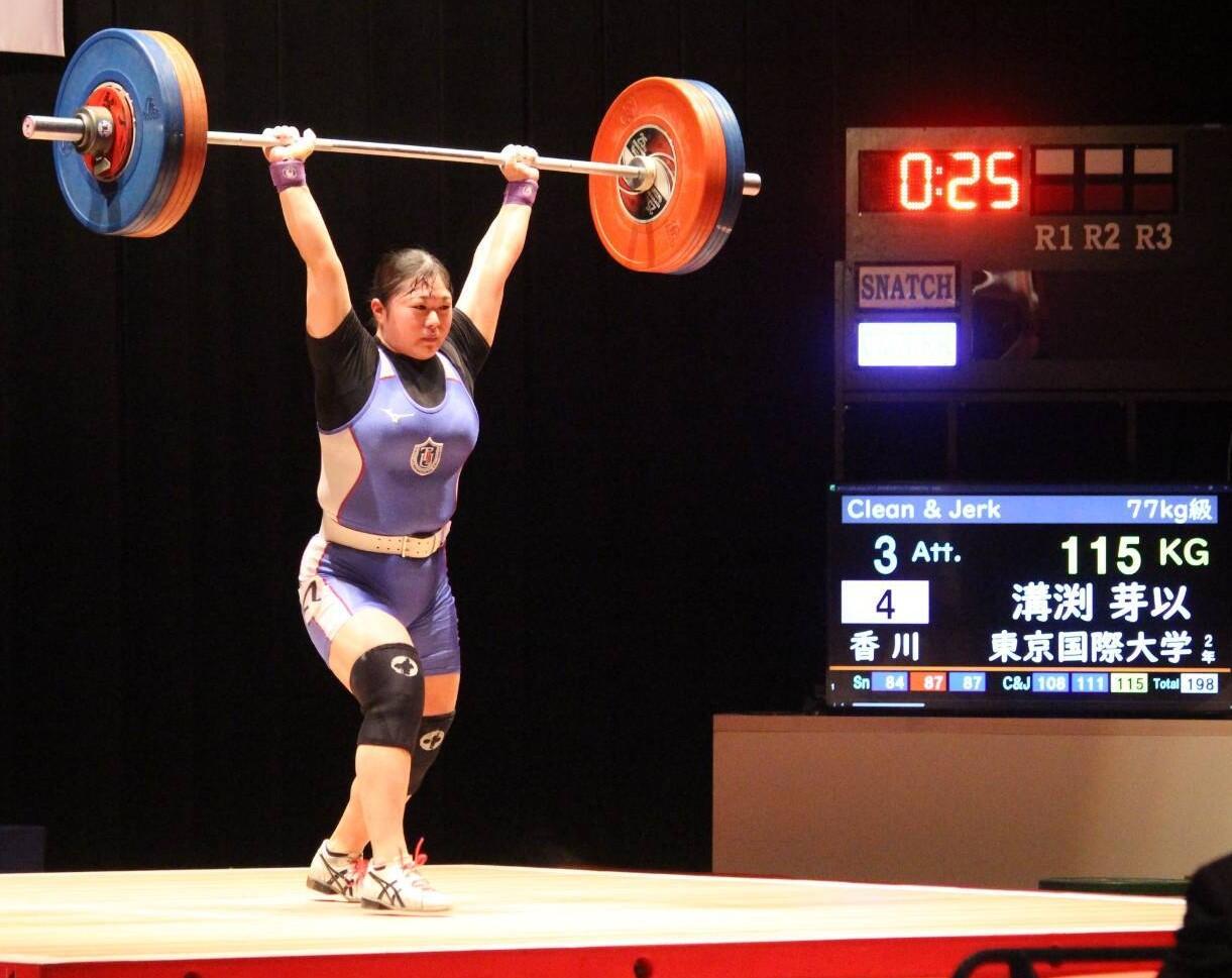 見事完全優勝を果たした溝渕選手の力強い試技